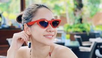 Bunga Citra Lestari menikmati momen liburannya dengan meminum kelapa segar. Foto: Instagram @bclsinclair