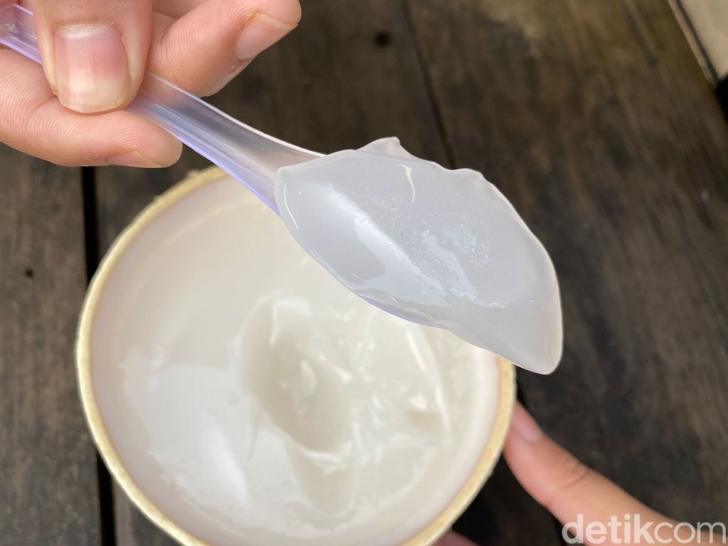Nyegerin! Jajan Es Krim Kelapa dan Puding Kelapa di Food Street PIK