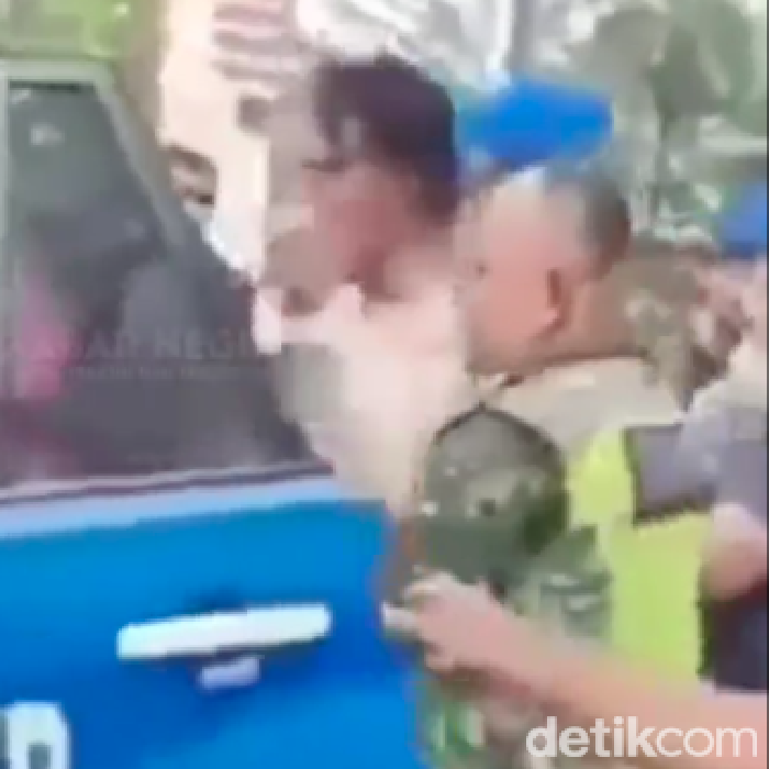 Oknum perwira Polda Kepri diduga mabuk dan menabrak mobil dinas TNI.