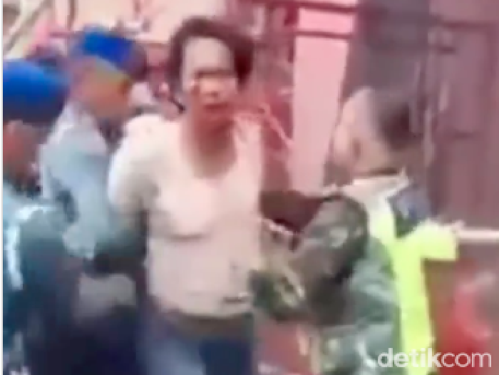 Oknum perwira Polda Kepri diduga mabuk dan menabrak mobil dinas TNI.