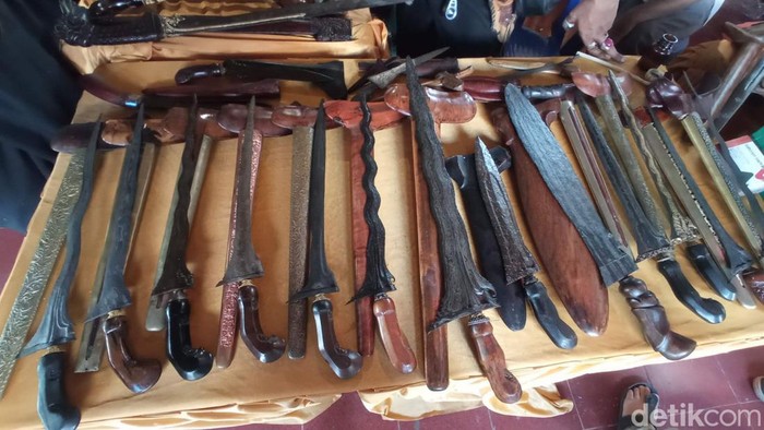 Pameran dan Bursa Tosan Aji di Keraton Kacirebonan. Pameran dan Bursa Tosan Aji di Keraton Kacirebonan.