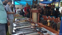 Ada ratusan benda pusaka dari berbagai macam jenis yang dihadirkan dalam kegiatan itu. Mulai dari Keris, Tombak, Kujang dan lain-lain. (Foto: Ony Syahroni/detikJabar)