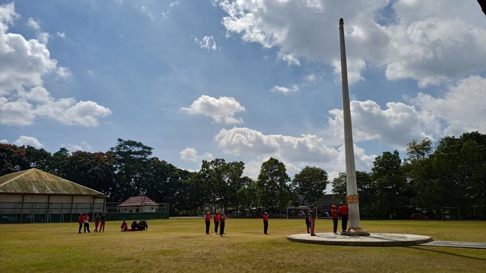 Paskibraka 2022 tingkat Kabupaten Tabanan sedang latihan pengibaran dan penurunan bendera untuk persiapan Upacara HUT ke-77 RI di Lapangan Alit Saputra, Sabtu (6/8/2022).