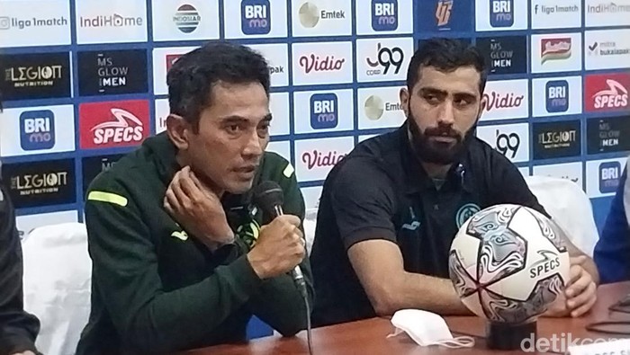 Pelatih PSS Sleman, Seto Nurdiantoro saat jumpa pers.