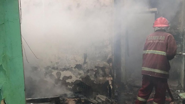 Pemadaman Puskesmas Cikalong di Cianjur yang terbakar.