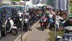 Pemotor Bandel Serobot Trotoar di Tangsel