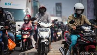 Walaupun ditujukan bagi pejalan kaki, banyak pengguna sepeda motor menyerobot jalur trotoar sehingga hak pedestrian diabaikan.