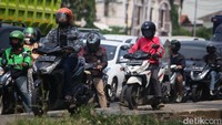 Di kota-kota besar yang rawan macet, trotoar kerap dijadikan alternatif pengendara motor untuk meloloskan diri dari kemacetan. 