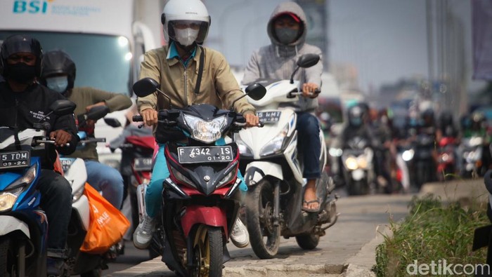 Sejumlah pemotor menyerobot trotoar untuk menembus macet di Ciputat, Tangsel. Padahal, trotoar semestinya digunakan pejalan kaki.