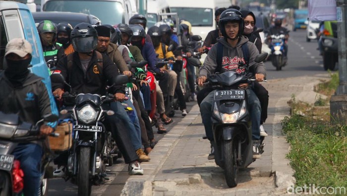 Sejumlah pemotor menyerobot trotoar untuk menembus macet di Ciputat, Tangsel. Padahal, trotoar semestinya digunakan pejalan kaki.