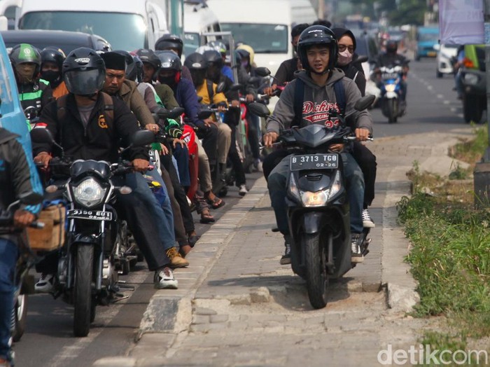 Sejumlah pemotor menyerobot trotoar untuk menembus macet di Ciputat, Tangsel. Padahal, trotoar semestinya digunakan pejalan kaki.