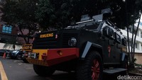 Diketahui, personel Brimob menyambangi Bareskrim Polri sejak siang dan pada pantauan pukul 17.20 WIB masih belum meninggalkan lokasi.