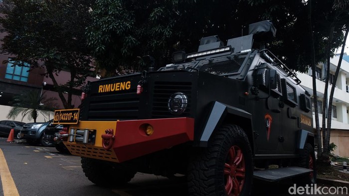 Sejumlah personel Brimob yang mendatangi gedung Bareskrim Polri. Kendaraan milik Korps Brimob masih terpakir sejak siang.