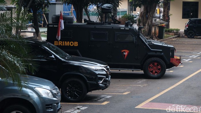 Penampakan Kendaraan Brimob Sambangi Mabes Polri Sejak Siang Sejumlah personel Brimob yang mendatangi gedung Bareskrim Polri. Kendaraan milik Korps Brimob masih terpakir sejak siang.
