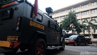 Sejumlah kendaraan Brimob terparkir di Mabes Polri, Jakarta Selatan, Sabtu (6/8/2022).
