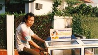Begini potret penjual roti keliling sekitar tahun 1995. Ini merupakan penjual Roti Laena di Jakarta. Foto: Joe Mud