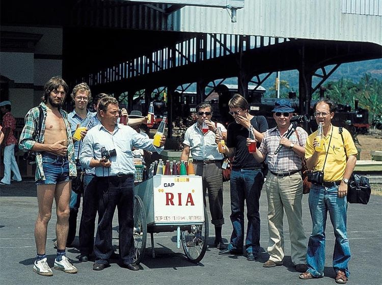 10 Potret Nostalgia Penjual Makanan Keliling, Ada Es Limun dan Es Termos