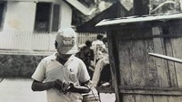 Zaman dulu juga ada jajanan berupa es termos. Ini potret penjualnya di tahun 1970-an, ia berjualan sambil membawa termos. Foto: Instagram @perfectlifeid