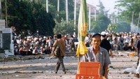 Ini adalah potret kerusuhan Mei 1998 di Jakarta. Banyak yang salah fokus dengan penjual minuman gerobakan ini yang tetap santai. Foto: Yuniar Karim