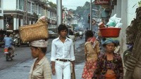 Potret nostalgia, kawasan jalan Gajah Mada Denpasar, Bali tahun 1977. Terlihat dua wanita menjual makanan menggunakan wadah di atas kepalanya. Foto: istockphoto & @mancrout_subark