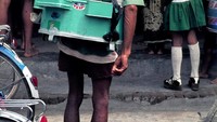 Ini adalah potret penjual gulali keliling di Bali. Penjualnya menggunakan kaleng yang digendong untuk menaruh gulali. Foto: Flickr/Wilford Peloquin