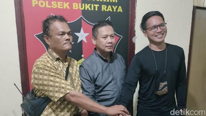 Penumpang dan sopir taksi di Bandara SSK II Pekanbaru sepakat berdamai.
