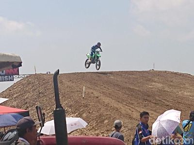 Persaingan Sengit Kejurnas Motocross di Sirkuit Jotosanur Lamongan