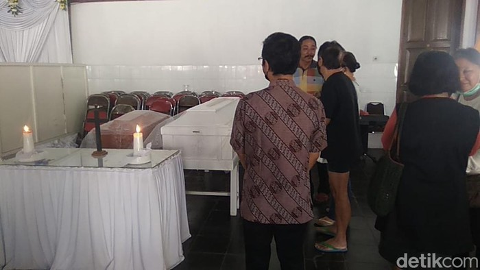 Peti jenazah pasangan ibu-anak korban kebakaran ruko di Purbalingga disemayamkan di gedung serbaguna PPKS Sentausa, Sabtu (6/8/2022).