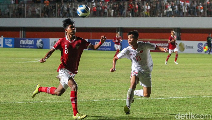 Timnas Indonesia U-16 melawan Vietnam U-16 dalam laga lanjutan penyisihan grup A Piala AFF U-16 2022 di stadion Maguwoharjo, Sleman, Yogyakarta, Sabtu (6/8/2022).