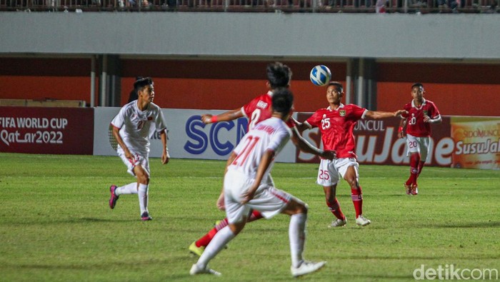 Timnas Indonesia U-16 melawan Vietnam U-16 dalam laga lanjutan penyisihan grup A Piala AFF U-16 2022 di stadion Maguwoharjo, Sleman, Yogyakarta, Sabtu (6/8/2022).