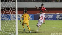 Awal babak kedua Garuda Muda langsung tampil menyerang. Melalui serangan yang dibangun pemain tengah Indonesia U-16 Narendra Tegar Islami berhasil melepaskan umpan lambung yang berhasil ditanduk pemain depan Arkhan Kaka Putra, merubah kedudukan menjadi 1-1.  Foto: Pius Erlangga/detikJateng