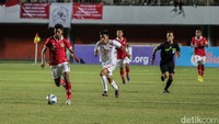 Dengan mudah Muhammad Nabil Asyura melesakkan bola mengelabuhi kiper Vietnam Pham Dinh Hai, merubah skor menjadi 2-1.  Foto: Pius Erlangga/detikJateng