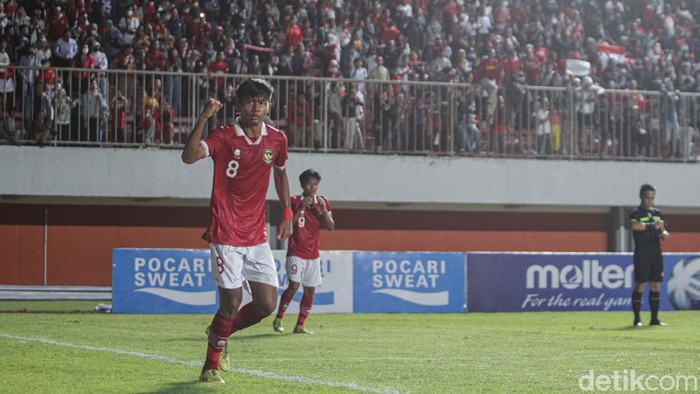 Timnas Indonesia U-16 melawan Vietnam U-16 dalam laga lanjutan penyisihan grup A Piala AFF U-16 2022 di stadion Maguwoharjo, Sleman, Yogyakarta, Sabtu (6/8/2022).