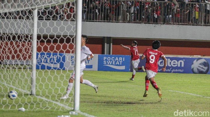 Timnas Indonesia U-16 melawan Vietnam U-16 dalam laga lanjutan penyisihan grup A Piala AFF U-16 2022 di stadion Maguwoharjo, Sleman, Yogyakarta, Sabtu (6/8/2022).