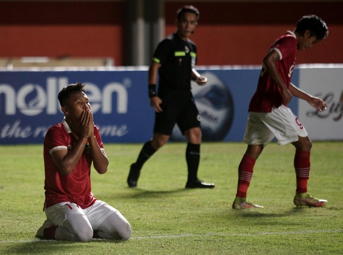 Pemain Timnas Indonesia U-16 Muhammad Nabil Ayura (kiri) melakukan selebrasi seusai menjebol gawang Timnas Vietnam U-16  saat laga AFF U-16 2022 di Stadion Maguwoharjo, Depok, Sleman, D.I Yogyakarta, Sabtu (6/7/2022). Timnas Indonesia U-16 menang atas Timnas Vietnam U-16 dengan skor 2-1. ANTARA FOTO/Andreas Fitri Atmoko/rwa.