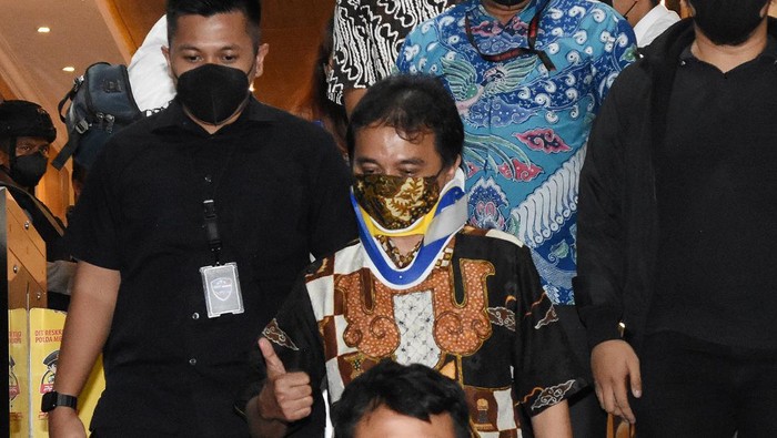 Petugas mengawal mantan Menteri Pemuda dan Olahraga Roy Suryo (tengah) saat menuju rutan usai menjalani pemeriksaan di Direktorat Reskrimum Polda Metro Jaya, Jakarta, Jumat (5/8/2022). Pakar telematika tersebut ditahan di Rutan Polda Metro Jaya sebagai tersangka kasus dugaan penistaan agama terkait unggahan meme stupa Candi Borobudur berwajah mirip Presiden Joko Widodo. ANTARA FOTO/Indrianto Eko Suwarso/nym.