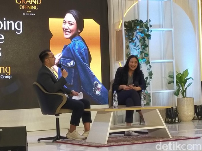 putri tanjung dalam seminar bisnis