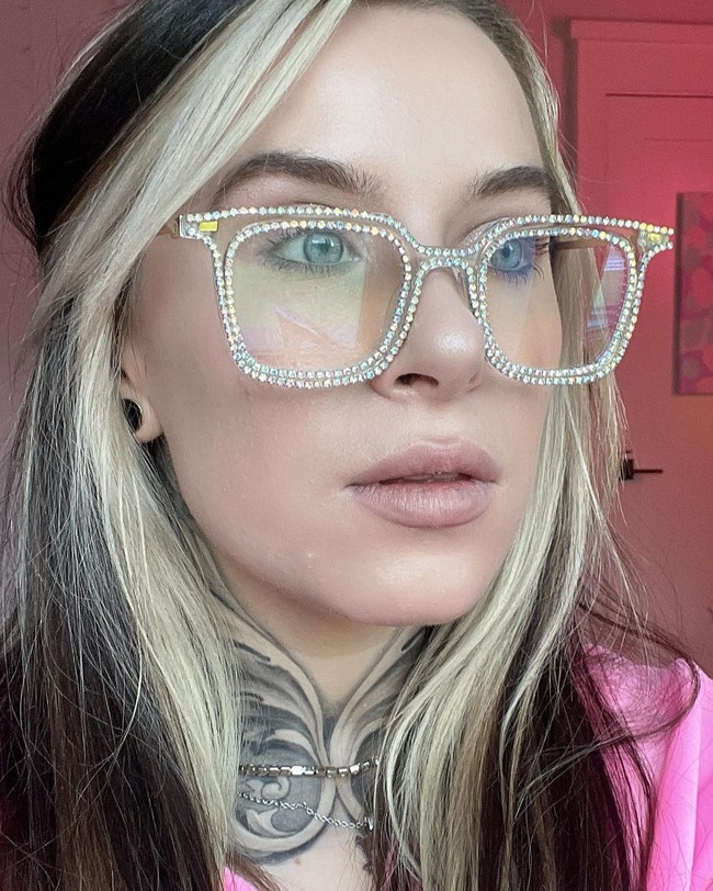 Kalau kami pergi ke salon untuk merawat kuku, aku meminta sandal dan pemisah jari kakinya dan mencoba agar klienku mau membayar untuk pedikur kami, tuturnya.Foto: Instagram Rebekka Blue