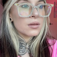 Kalau kami pergi ke salon untuk merawat kuku, aku meminta sandal dan pemisah jari kakinya dan mencoba agar klienku mau membayar untuk pedikur kami, tuturnya.Foto: Instagram Rebekka Blue