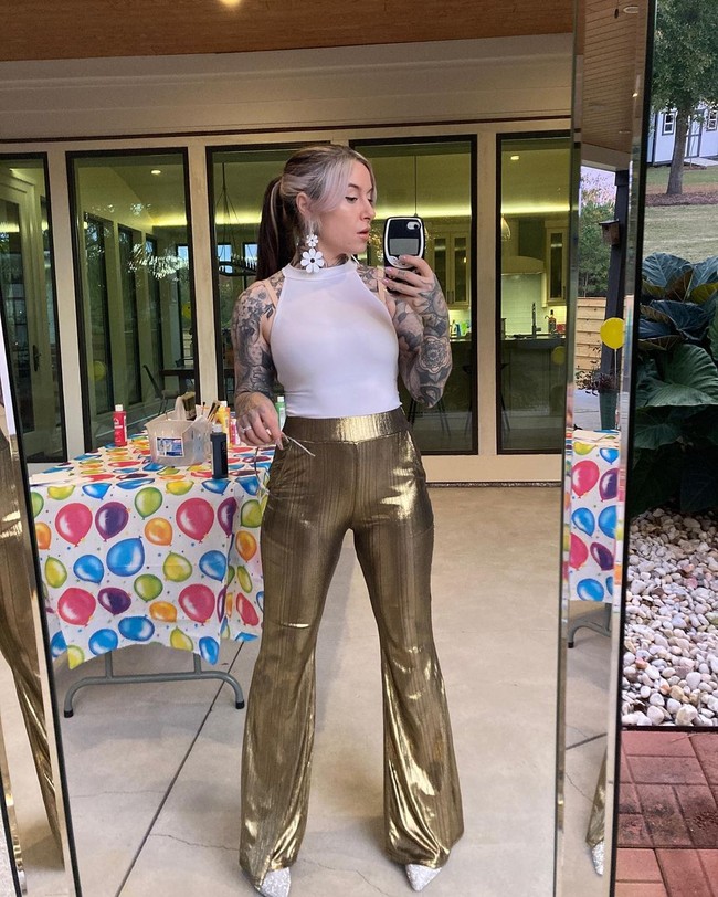 Bisnisnya itu berawal ketika Rebekka Blue dikenal sebagai dancer yang punya banyak follower di media sosial. Suatu hari ia sukses menjual baju untuk menari stripping dengan harga $20 atau Rp 297 ribuan. Sejak saat itu, ia melihat jika potensi untuk menjual hal-hal lain.Foto: Instagram Rebekka Blue