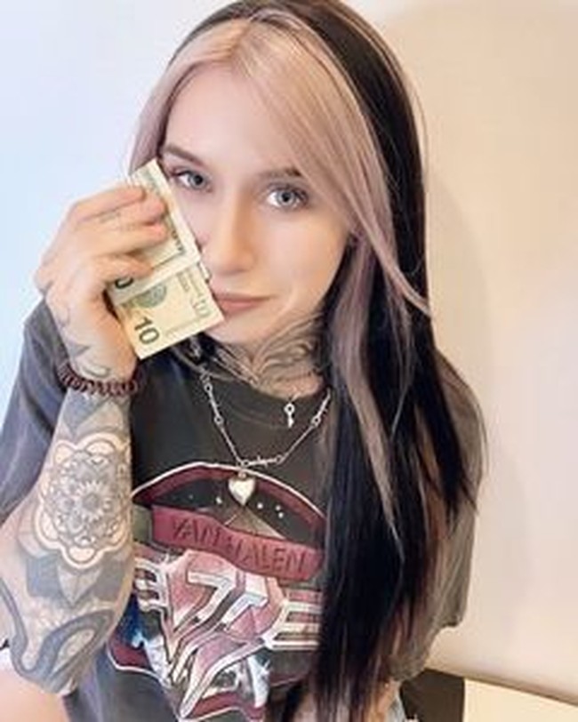 Tak hanya produk bekas pakai yang ingin dijualnya, beberapa orang juga meminta hal-hal aneh lain. Ia pernah diminta untuk memberikan alat uji kehamilan untuk seorang suami dengan harapan bisa menstimulasi istrinya agar hamil. Tapi tak semuanya dituruti Rebekka untuk alasan privasi dan keamanan.Foto: Instagram Rebekka Blue