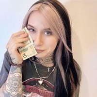 Tak hanya produk bekas pakai yang ingin dijualnya, beberapa orang juga meminta hal-hal aneh lain. Ia pernah diminta untuk memberikan alat uji kehamilan untuk seorang suami dengan harapan bisa menstimulasi istrinya agar hamil. Tapi tak semuanya dituruti Rebekka untuk alasan privasi dan keamanan.Foto: Instagram Rebekka Blue