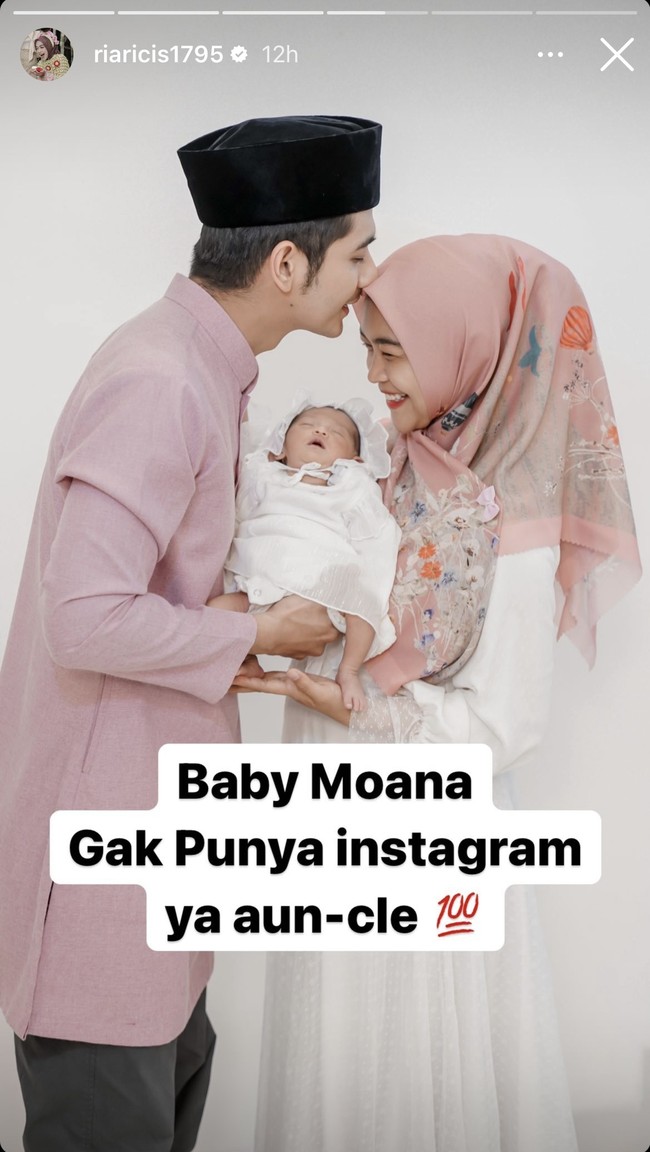 Menjadi ibu baru bagi baby R atau baby Moana, Ria Ricis tampaknya sedang menikmati peran barunya itu. Jika dilihat, baby Moana lebih mirip Ricis atau Ryan nih? Foto: Instagram/@riaricis1795