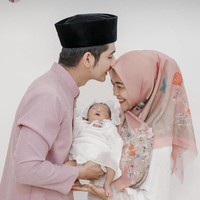 Menjadi ibu baru bagi baby R atau baby Moana, Ria Ricis tampaknya sedang menikmati peran barunya itu. Jika dilihat, baby Moana lebih mirip Ricis atau Ryan nih? Foto: Instagram/@riaricis1795