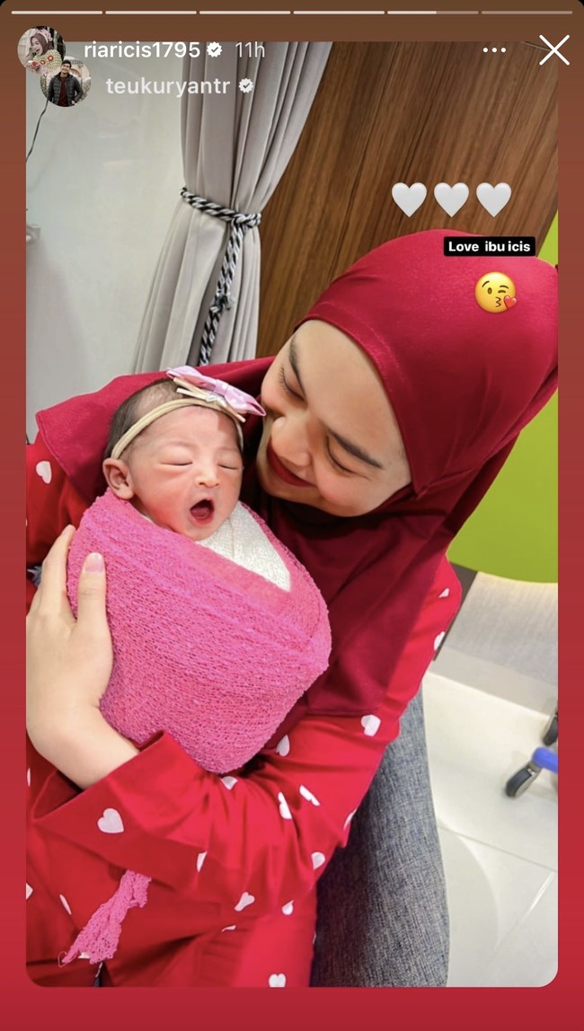 Melalui Instagram Story Ricis dan Ryan juga tampak memamerkan wajah baby Moana. Dengan ekspresi wajah memonyongkan bibir seperti ini baby Moana terlihat imut dan menggemaskan. Foto: Instagram/@riaricis1795