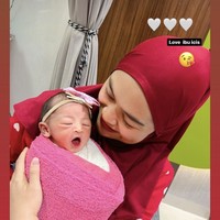 Melalui Instagram Story Ricis dan Ryan juga tampak memamerkan wajah baby Moana. Dengan ekspresi wajah memonyongkan bibir seperti ini baby Moana terlihat imut dan menggemaskan. Foto: Instagram/@riaricis1795