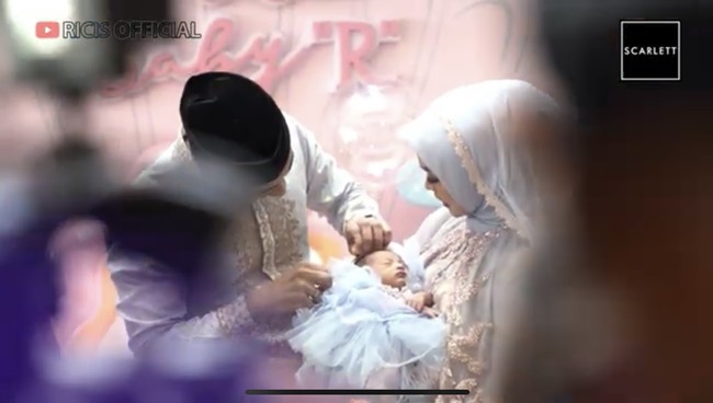 Sesuai dengan arti nama baby Moana, dekorasi acara aqiqah itu juga dibuat bertema lautan dengan didominasi warna merah muda dan biru. Foto: YouTube/Ricis Official