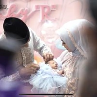 Sesuai dengan arti nama baby Moana, dekorasi acara aqiqah itu juga dibuat bertema lautan dengan didominasi warna merah muda dan biru. Foto: YouTube/Ricis Official