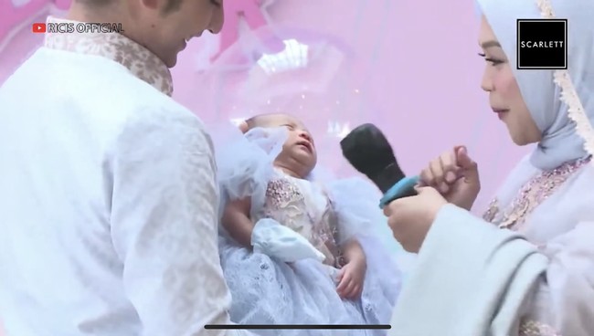 Pengungkapan wajah dan nama itu bertepatan dengan acara aqiqah dan syukuran sang bayi yang memiliki nama panggilan Moana. Mengenakan gaun berwarna biru, baby Moana terlihat cantik dan menggemaskan. Foto: YouTube/Ricis Official