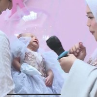 Pengungkapan wajah dan nama itu bertepatan dengan acara aqiqah dan syukuran sang bayi yang memiliki nama panggilan Moana. Mengenakan gaun berwarna biru, baby Moana terlihat cantik dan menggemaskan. Foto: YouTube/Ricis Official
